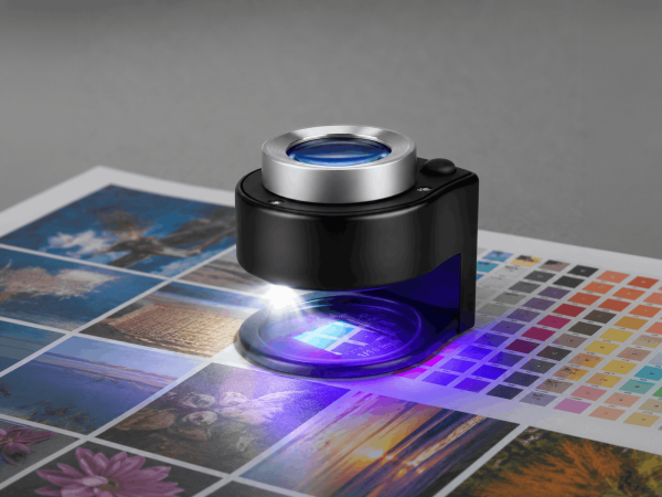 Cuenta hilos profesional 30X con lente óptica de 25 mm, iluminación LED blanca y luz UV. Ideal para control de calidad en impresión, revisión de tramas, documentos de seguridad, sellos y trabajos de precisión.