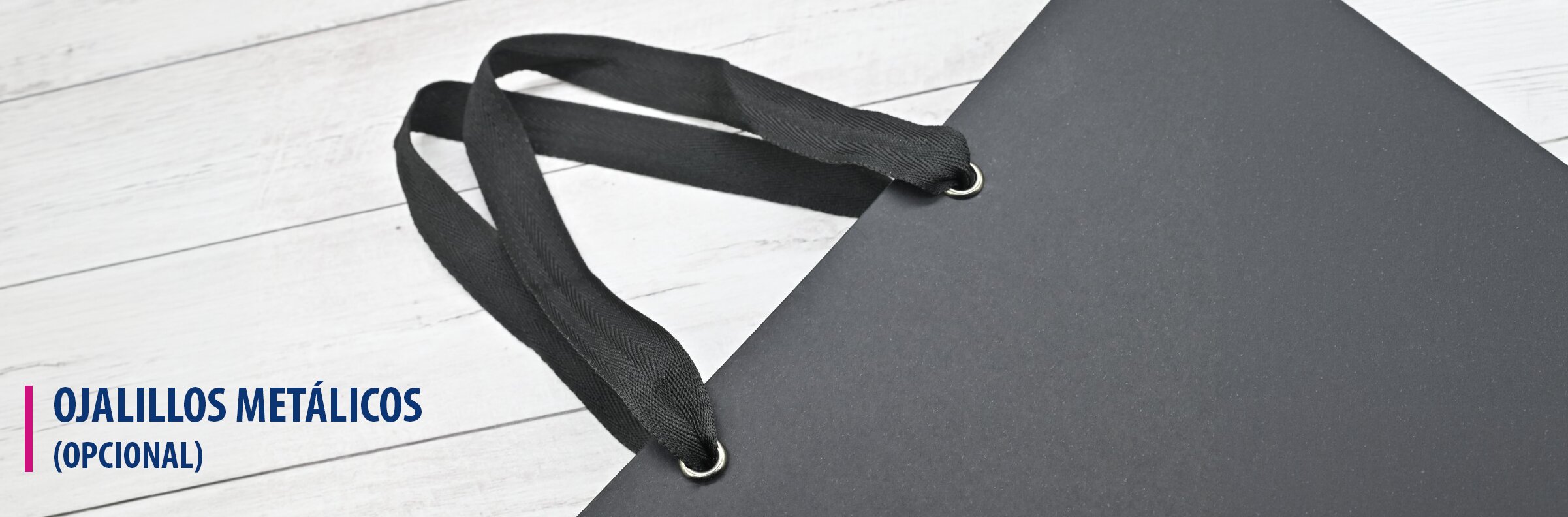 Detalle de ojalillos metálicos con cinta de tela negra en bolsa de papel premium, un refuerzo opcional que mejora la resistencia y el acabado.