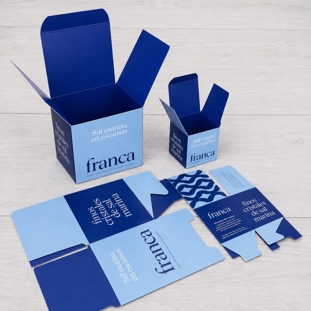 Estuches personalizados para sal marina en escamas Franca, con cajas de cartulina abiertas y troqueles desplegados en tonos azul y celeste.