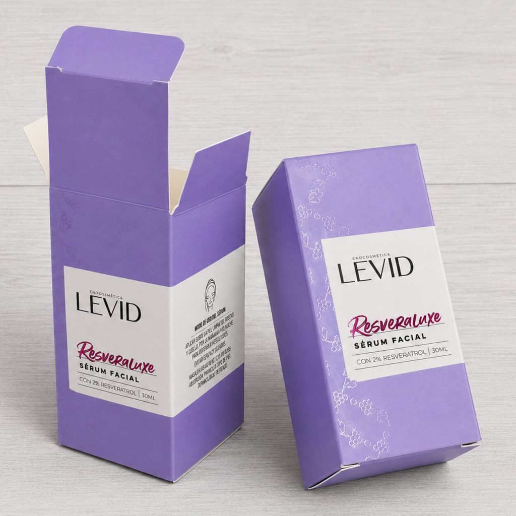 Estuches personalizados Levid Resveraluxe para sérum facial con diseño violeta, impresión especial y estructura plegadiza de cartulina.