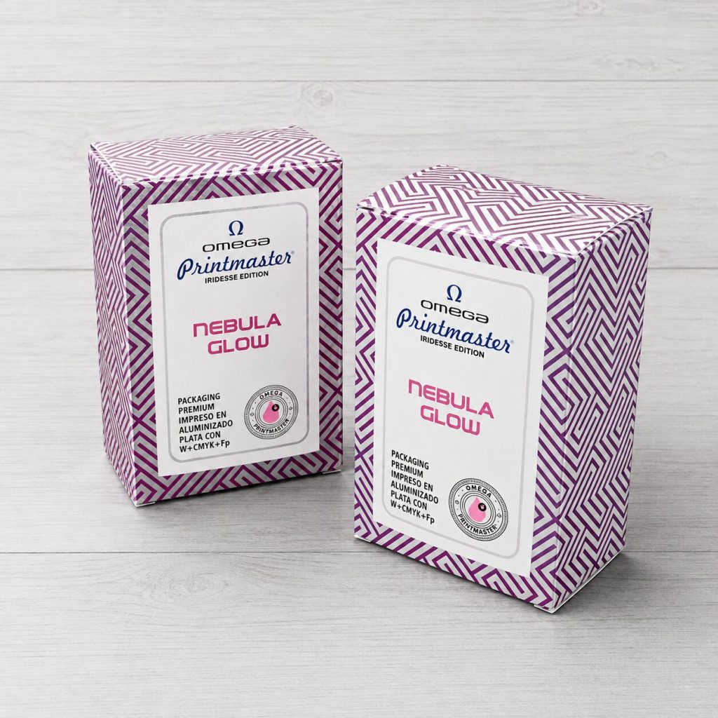 Cajas de packaging premium Omega Printmaster Iridesse Edition con diseño geométrico violeta, impresión metalizada y detalles especiales realizados en CMYK+FP.