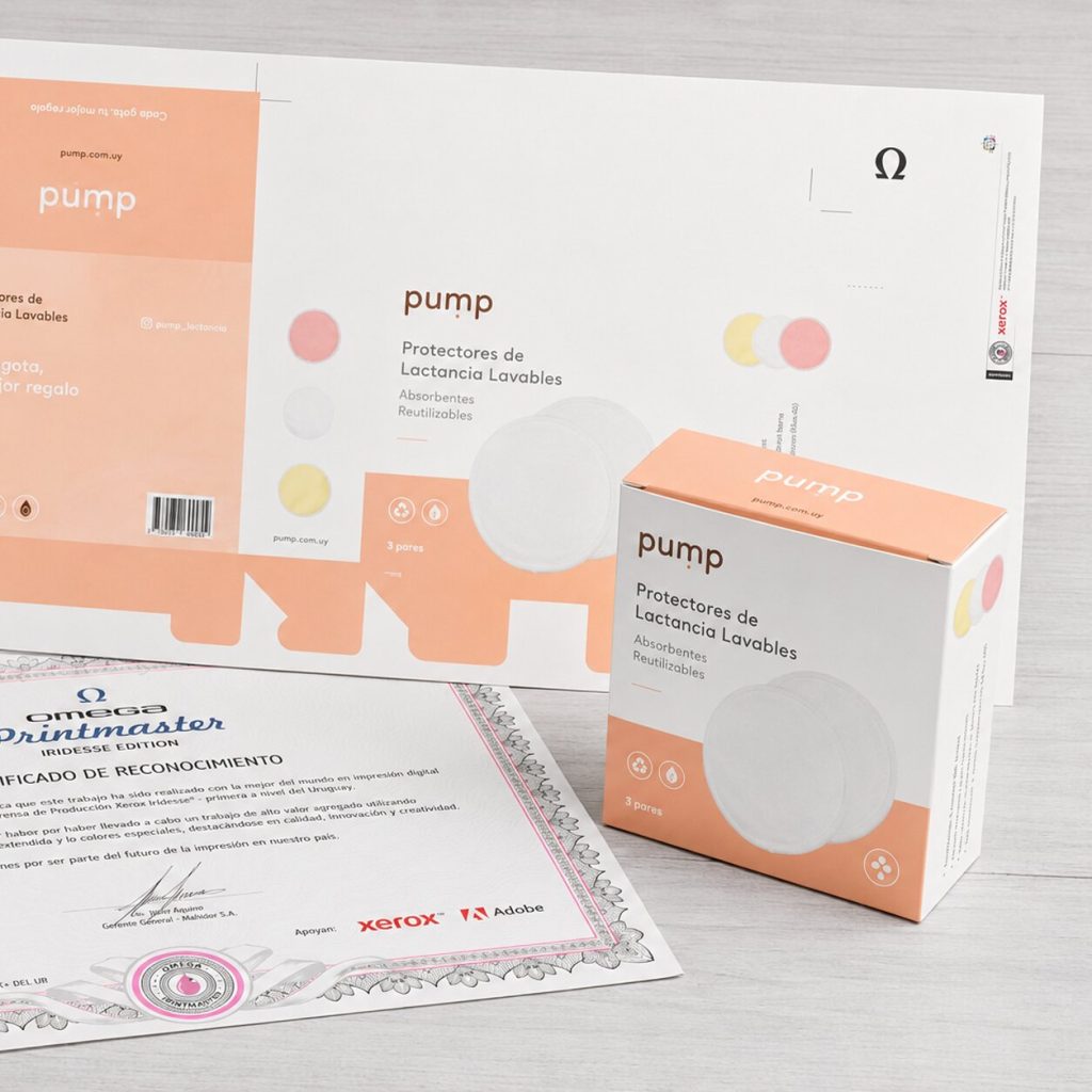 Packaging personalizado pump para protectores de lactancia lavables, con estuche impreso, desarrollo de troquel y pliego de producción en cartulina.