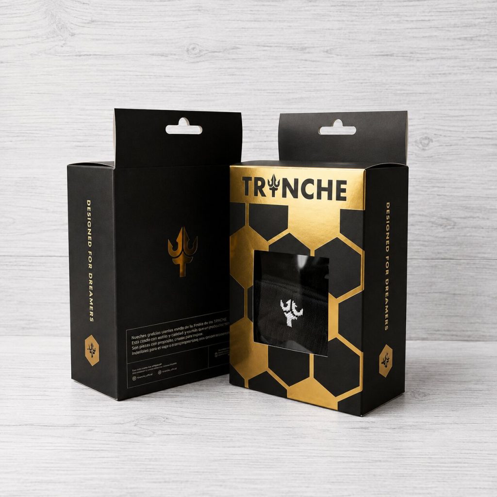Estuches personalizados negros y dorados Trinche, mostrados de frente y reverso, con ventana troquelada y pestaña para exhibición.